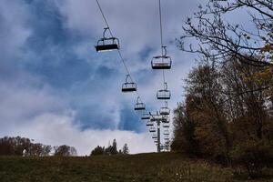 berg tillen, schommel reeks in de herfst bergen foto