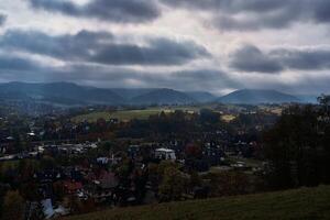 visie van de berg stad- zakopane van bovenstaand met dreigend onweerswolken foto