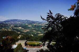 de straten van san marino zijn omringd door groen foto