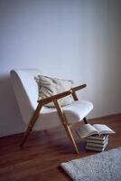 een ideaal plaats voor lezing en ontspannend, een wit fauteuil omringd door boeken in een helder kamer foto