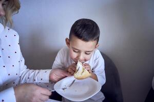 weinig jongen Toneelstukken met voedsel foto