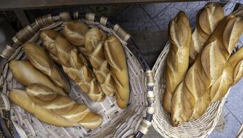 ambachtelijk brood op een markt foto