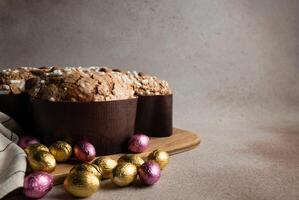 Pasen duif taart met chocola Pasen eieren Aan beton achtergrond foto