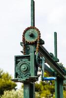 de oud mechanisme voor uitzetten van water in de kanaal, de keten foto