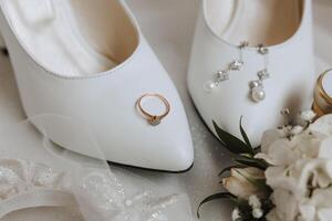 bruid verloving ring, stiletto's, parfum. bruiloft details van de bruid. bloemen mooi licht. bruiloft jurk foto