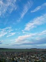 hoog hoek visie van schuurveld college weg Bij oosten- luton stad van Engeland gedurende zonsondergang. luton, Engeland uk foto