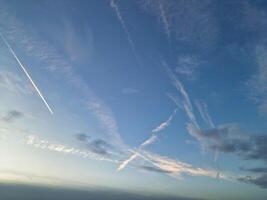 meest mooi kleuren van lucht en wolken gedurende zonsondergang over- Engeland uk foto