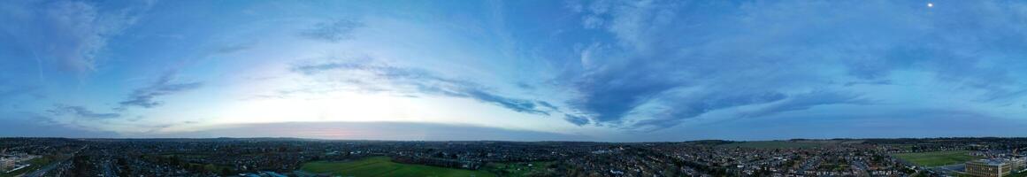 hoog hoek visie van winter lucht en wolken over- stad van Engeland uk foto