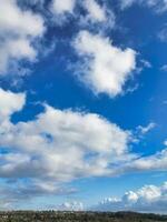 hoog hoek visie van winter lucht en wolken over- stad van Engeland uk foto