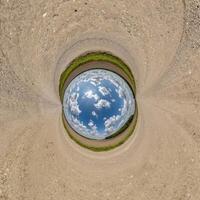 blauw gat gebied weinig planeet binnen zand ronde kader achtergrond foto