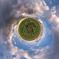 gemakkelijk klein planeet zonder gebouwen in blauw lucht met mooi wolken. transformatie van bolvormig panorama 360 graden. bolvormig abstract antenne visie. kromming van ruimte. foto