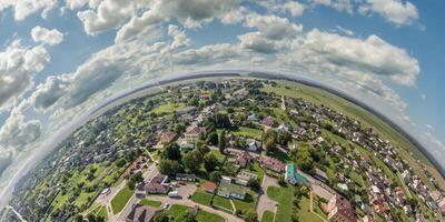 antenne visie van hoog hoogte klein planeet in lucht met wolken met uitzicht oud dorp, stedelijk ontwikkeling, gebouwen en kruispunt. transformatie van bolvormig 360 panorama in abstract antenne visie. foto