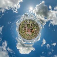 gemakkelijk klein planeet zonder gebouwen in blauw lucht met mooi wolken. transformatie van bolvormig panorama 360 graden. bolvormig abstract antenne visie. kromming van ruimte. foto