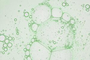 macro fotografie van lucht bubbels in vloeistof groen toon achtergrond foto