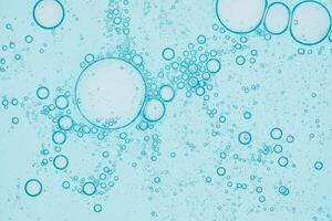 detailopname van serum of kunstmatig gel in modieus blauw kleur. . collageen, hyaluronzuur zuur voor huid zorg. macro bubbels achtergrond foto
