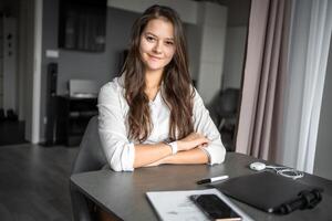 portret van glimlachen jong bedrijf vrouw met laptop in huis werkplek, huis kantoor, huis aan het studeren of onderwijs concept foto