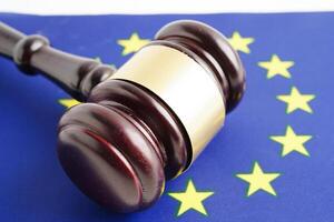 EU wet, legaal, gerechtigheid en overeenkomst, houten rechtbank hamer Aan vlag. foto