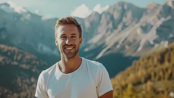 ai gegenereerd mannetje model- met helder glimlach staand buitenshuis Aan een zomer dag. hij droeg een schoon wit t-shirt. en Daar zijn bergen in de achtergrond. foto