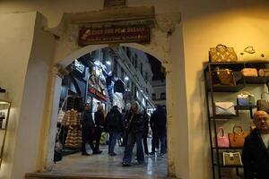 Istanbul, kalkoen - januari 6 2024 bazaar in Istanbul. mensen boodschappen doen en wandelen door de beroemd oude bazaar met nep mode, juwelen, kruid en goederen foto