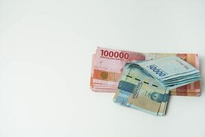 stapel van Indonesisch geld roepia Aan wit achtergrond. een honderd duizend en vijftig duizend foto