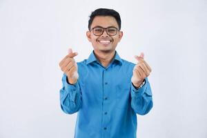 glimlachen of gelukkig Aziatisch zakenman met bril tonen gebaar hart vorm handen of kruispunt zijn inhoudsopgave vinger en duim de symbool saranghae, sarangheo, saranghaeo foto