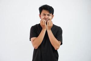 bang jong Aziatisch Mens zwart t overhemd gebaar bang iets geïsoleerd Aan wit achtergrond foto