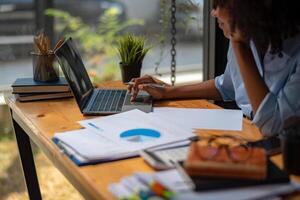 bedrijf vrouw geïnteresseerd in iets Aan sociaal media Aan laptop foto