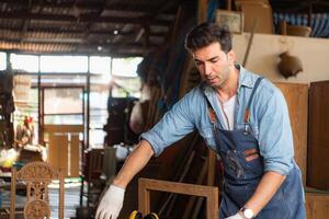 timmerman werken Aan laptop in zijn werkplaats Bij een houtbewerking fabriek foto