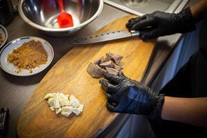 vrouw Koken smakelijk gesmolten chocola Aan tafel in keuken. foto