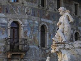 Neptunus fontein in koepel plaats in voorkant van de middeleeuws kathedraal van san waken in trento , Italië foto