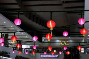 Chinese nieuw jaar lantaarns hangende van de plafond van de huis foto