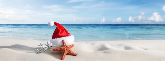 ai gegenereerd samenstelling met de kerstman hoed en zeester Aan de zee strand. Kerstmis decoratie, vakantie, Kerstmis foto
