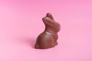 chocola konijn symbool naar Pasen vakantie Aan een roze achtergrond foto