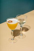 twee bril met een alcoholisch cocktail Aan een beige-groen achtergrond foto