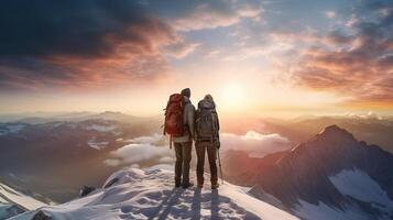 ai gegenereerd gelukkig paar van Mens en vrouw wandelaars Aan top van een berg in winter Bij zonsondergang of zonsopkomst, samen foto