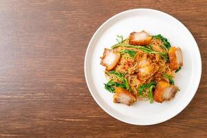 gewokte rijstvermicelli en watermimosa met krokant buikspek foto