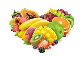 hart vorm gemaakt van verschillend fruit en bessen geïsoleerd Aan wit achtergrond foto