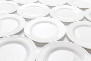 wit ronde borden geïsoleerd Aan wit achtergrond foto