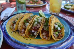 ai gegenereerd Mexicaans taco's met rundvlees, tomaten, uien en anderen Aan wit achtergrond foto