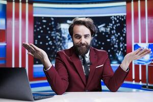 TV presentator omroep laatste evenementen dagelijks, hosting nacht tonen naar bespreken over breken nieuws onderwerpen. media nieuwslezer aan het bedekken allemaal beroemdheid drama nieuws en vermaak segment. foto