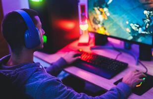 jong gamer spelen online video spellen terwijl streaming Aan sociaal media - jeugd mensen verslaafd naar nieuw technologie spel foto