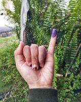 Purper inkt Aan vinger na presidentieel verkiezing foto