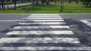 zebrapad tekens Aan de weg foto