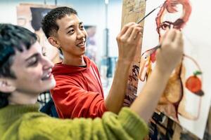 jong studenten schilderij Aan canvas gedurende les in faculteit van kunsten Universiteit - aan het leren en onderwijs concept foto