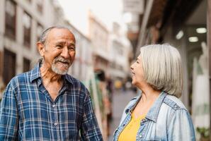 gelukkig senior paar hebben pret in stad - ouderen mensen en liefde verhouding concept foto