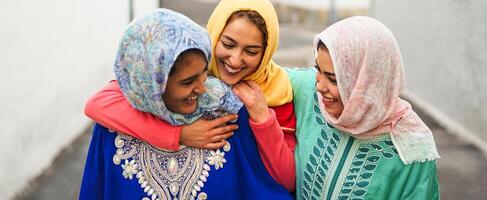 gelukkig moslim Dames wandelen in de stad centrum - Arabisch jong meisjes hebben pret uitgeven tijd en lachend samen buitenshuis - concept van levensstijl mensen cultuur en religie foto