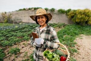 gelukkig zuidoosten Aziatisch vrouw werken binnen agrarisch land- - boerderij mensen levensstijl concept foto