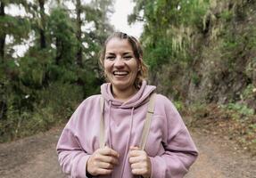 gelukkig vrouw hebben een wandelen in de bossen - avontuur en reizen mensen concept foto