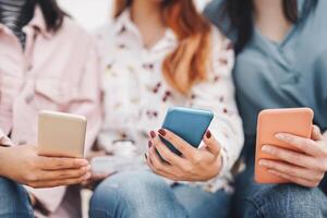 groep vrienden gebruik makend van mobiel smartphone buitenshuis - millennial jong mensen hebben pret met nieuw sociaal media technologie - jeugd generatie tech verslaving en team afzet concept foto