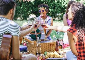 groep van gelukkig vrienden juichen bril van rood wijn Bij foto leuk barbecue in tuin - jong mensen hebben pret gedurende een weekend dag - jeugd levensstijl concept